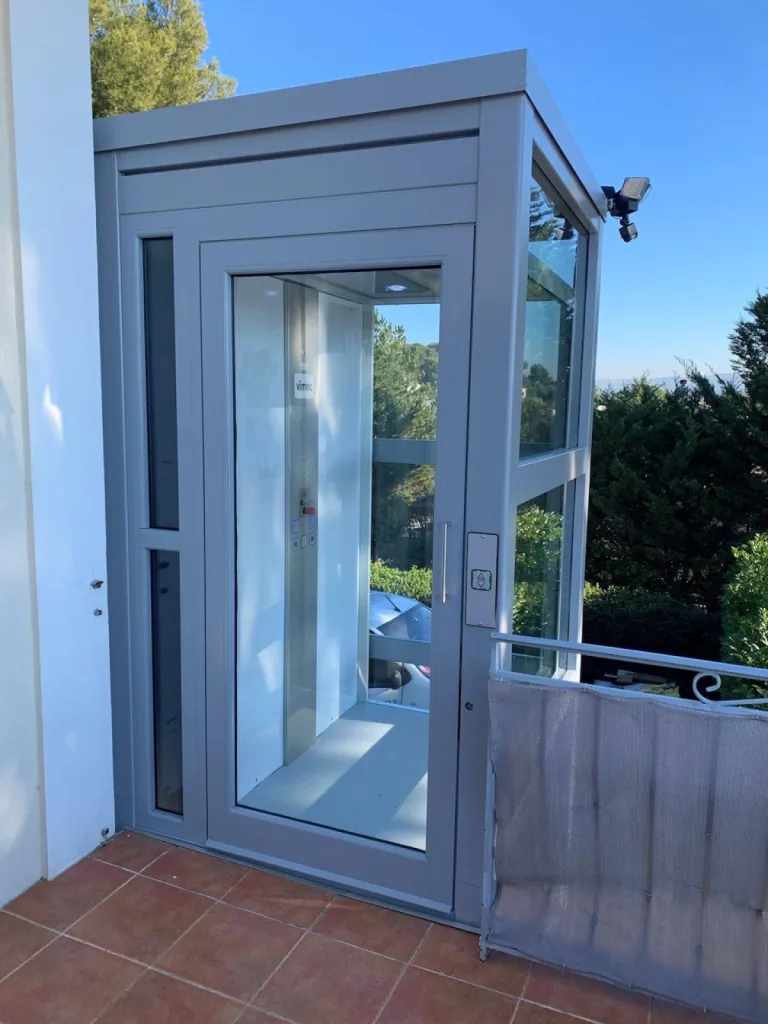 Porte battante panoramique en verre pour cet ascenseur de maison extérieur VIMEC autoporteur à Rognac