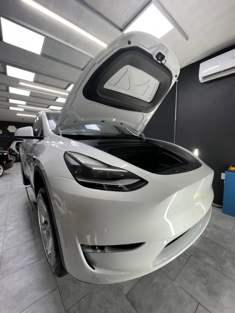 Traitement céramique Gtechniq Crystal Sérum Ultra Tesla Model Y à Vallauris 