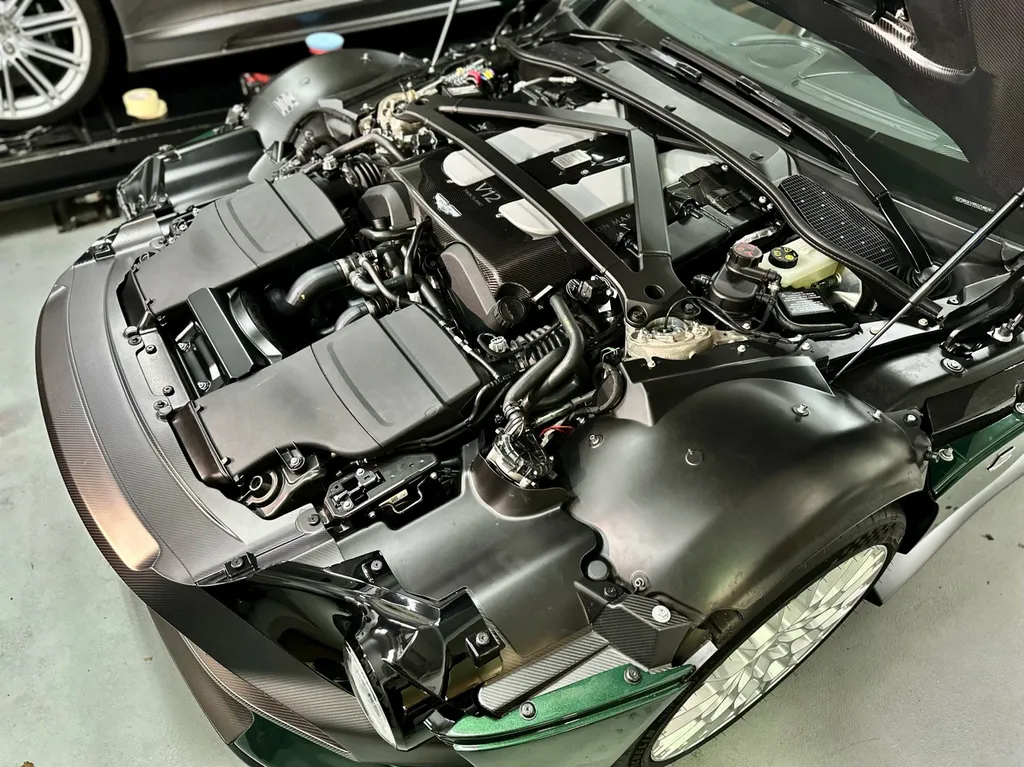 Traitement céramique Lyon protection carosserie Aston Martin Valour 