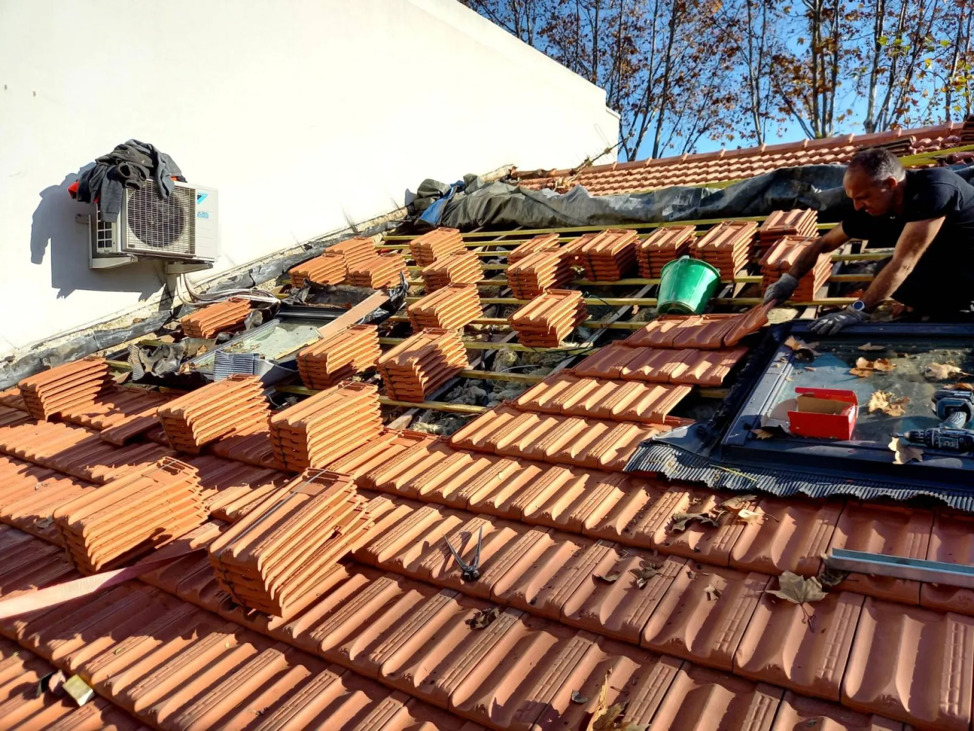 Installation des tuiles sur la charpente d'une toiture à Bormes-les-Mimosas dans le Var