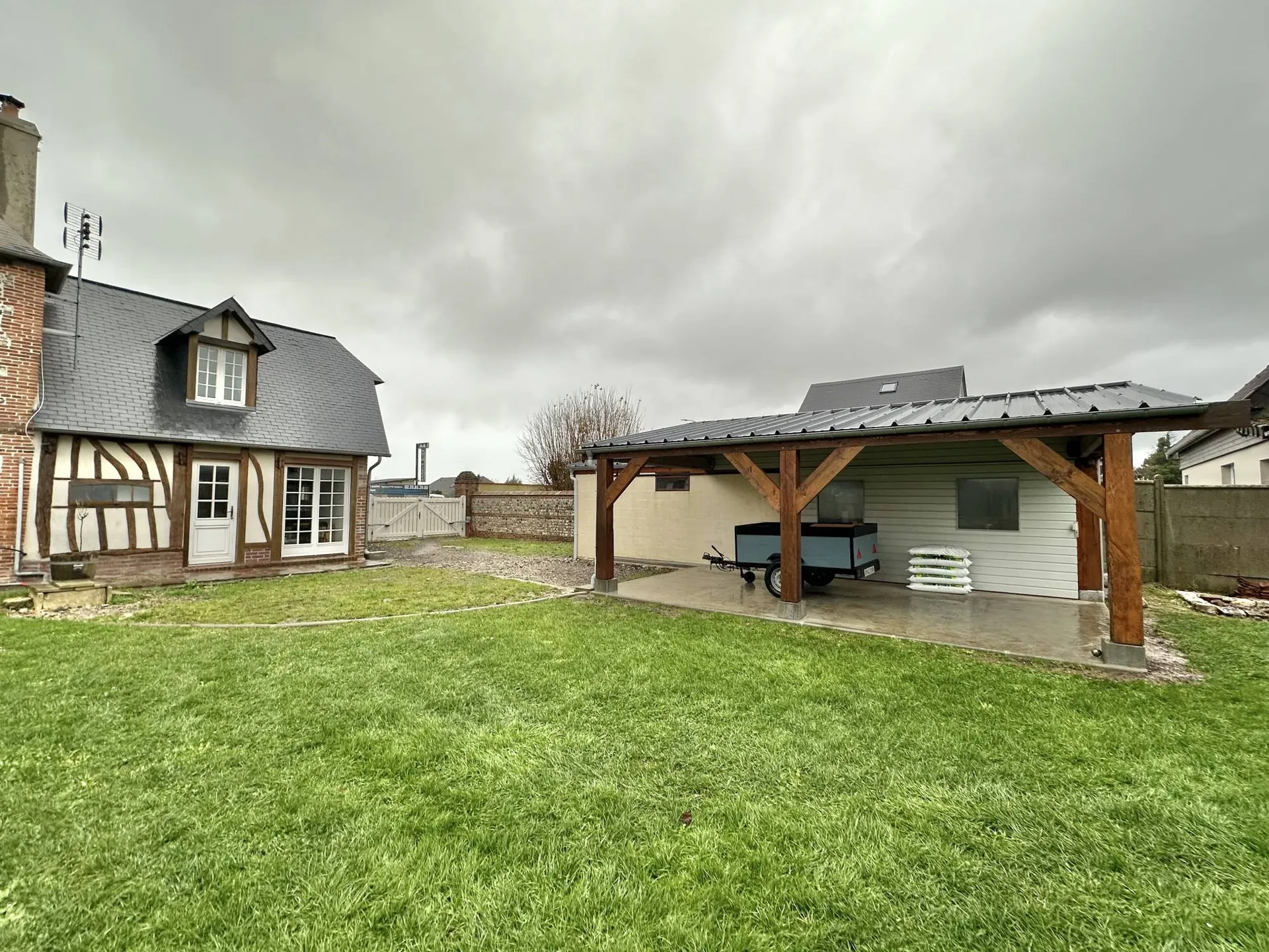 VENDU , Maison de Maitre en briques et silex de 120m² et son appartement indépendant de 30 m² sur un terrain de 1 035 m².