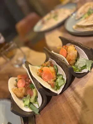 Produits frais et cuisine traditionnelle dans un restaurant mexicain à Nice place Rossetti avec tapas et cocktails variés