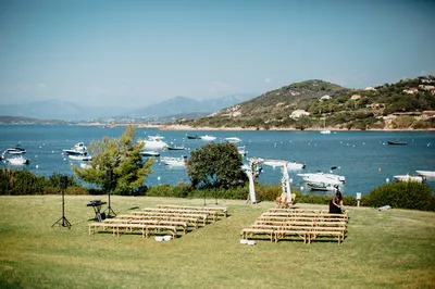 cérémonie laïque les pieds dans l'eau en corse