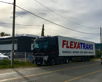 Transporter toutes vos marchandises en flux réguliers avec les tautliner FLEXATRANS
