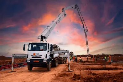 Camion-pompe à béton déployé sur un chantier au Bénin pour acheminer le béton prêt à l’emploi jusqu’à la zone de coulage.