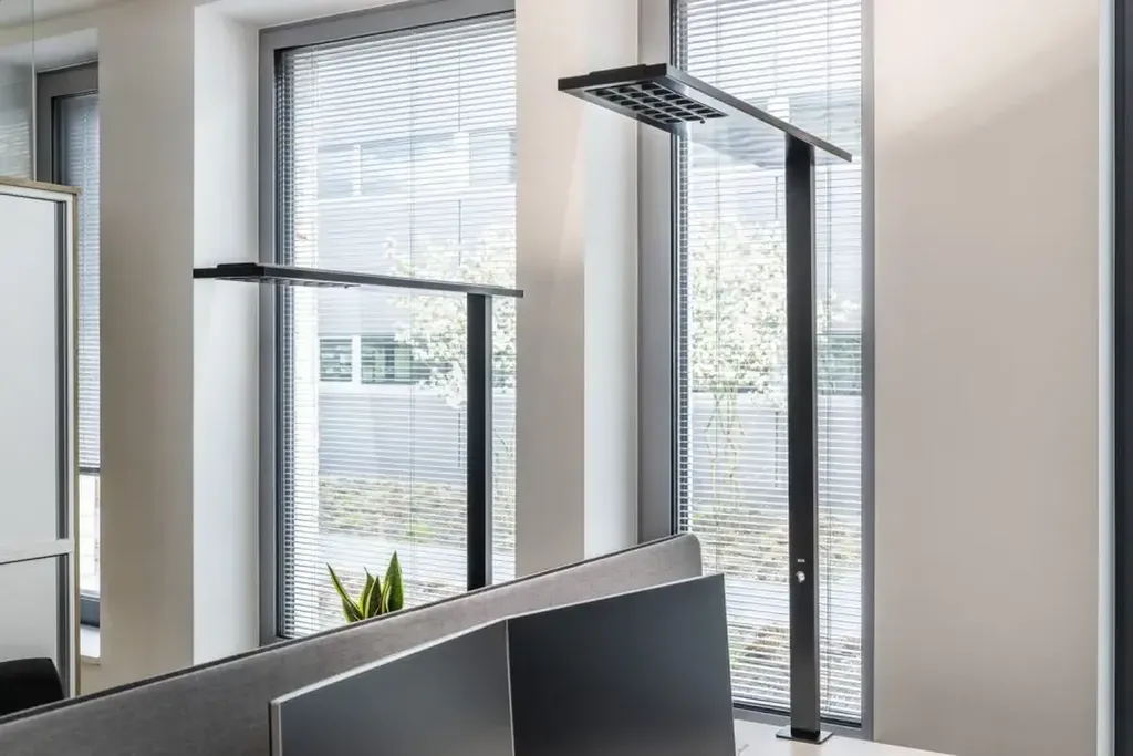 Lampadaire de bureau ATTENZIA à Nîmes Gard