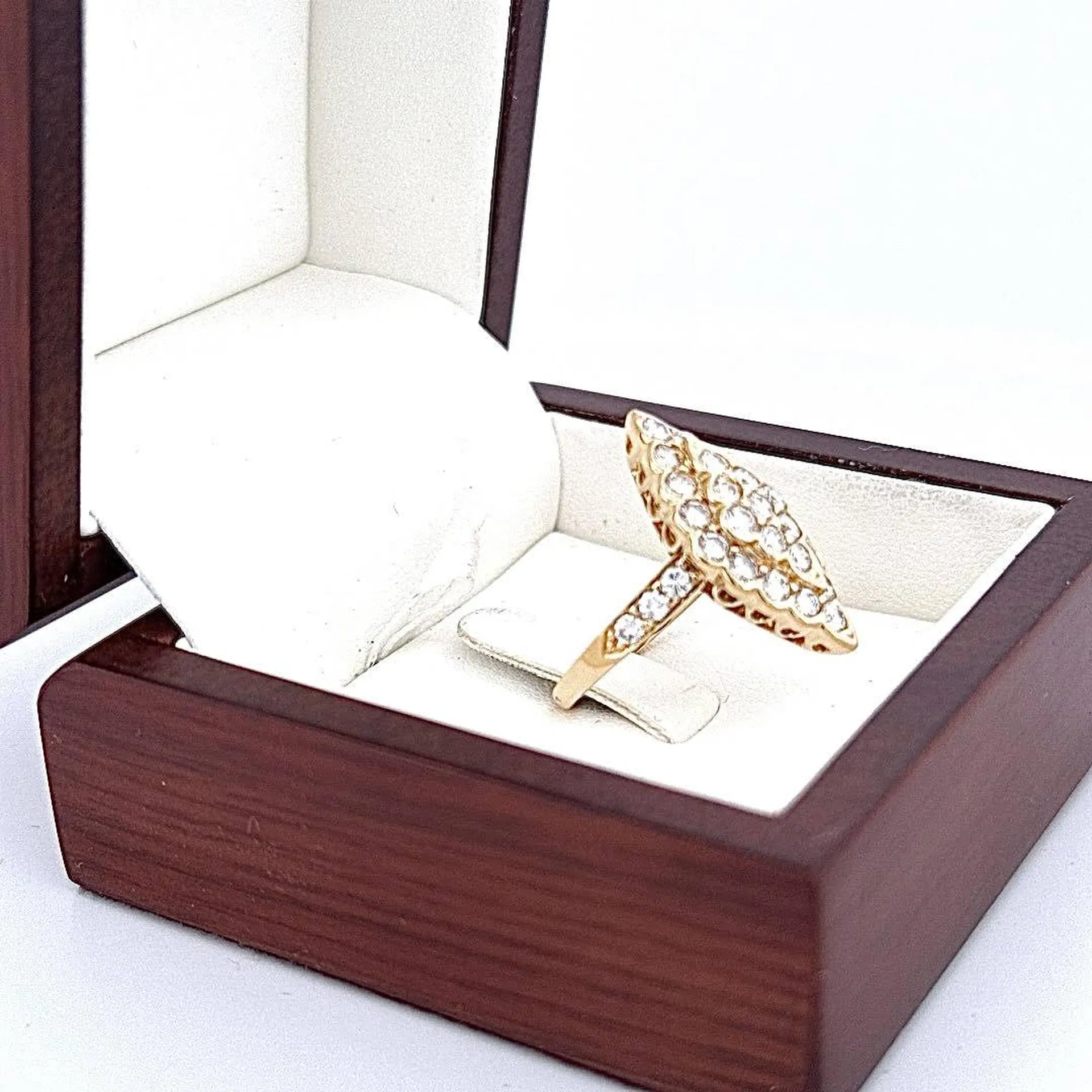 Harmonie de Lumière : La Bague Marquise en Or 750/1000ème et diamants Or Ligne La Teste de Buch