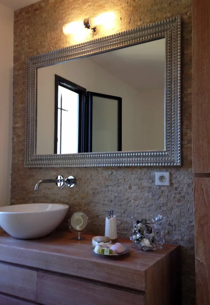 salle de bain dans les tons de beige donnant beaucoup de luminosité 13116 Vernègues