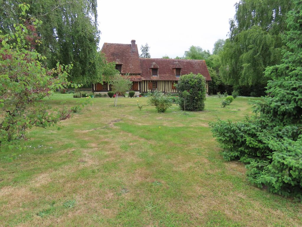 A vendre, à 10 min de CAMBREMER 14340 et MEZIDON-CANON 14270, au cœur de la campagne augeronne : deux maisons normandes sur un parc arboré avec chalet, bassin et voie verte à proximité.