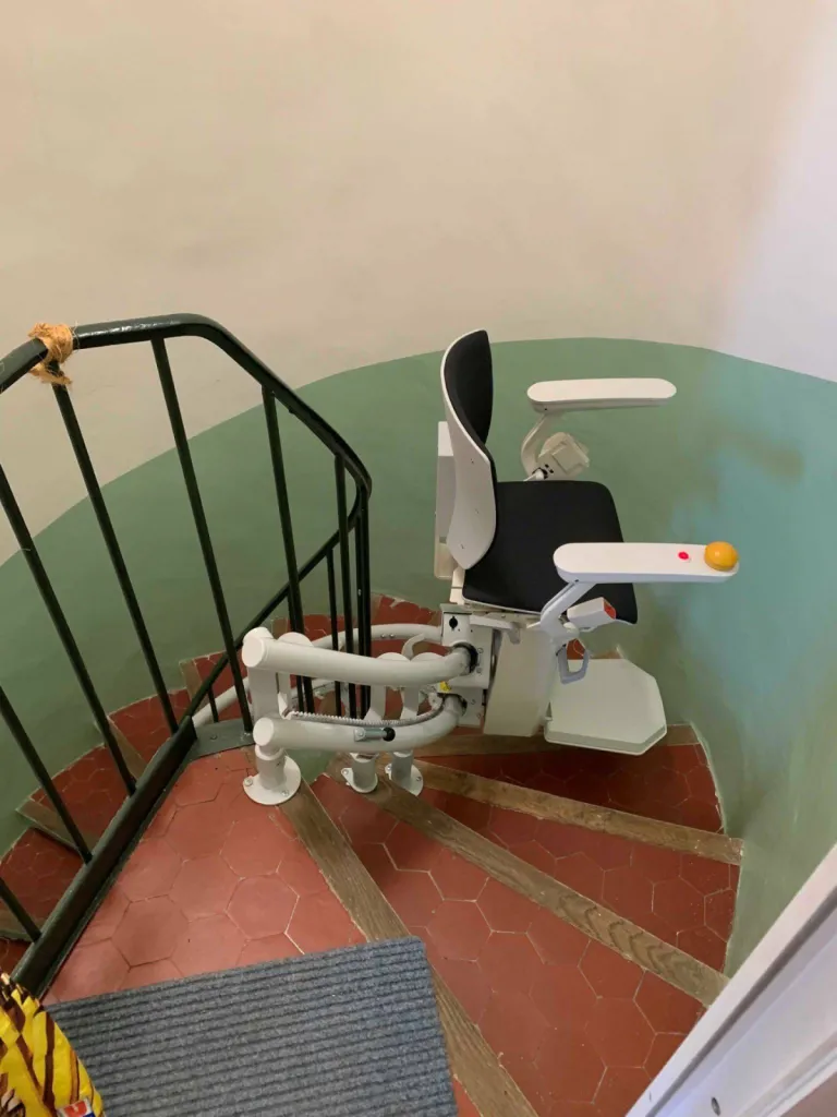 Chaque centimètre a son utilité pour l'installation de ce fauteuil monte-escaliers OTOLIFT TWO dans une maison de ville à Gardanne près d'Aix en Provence