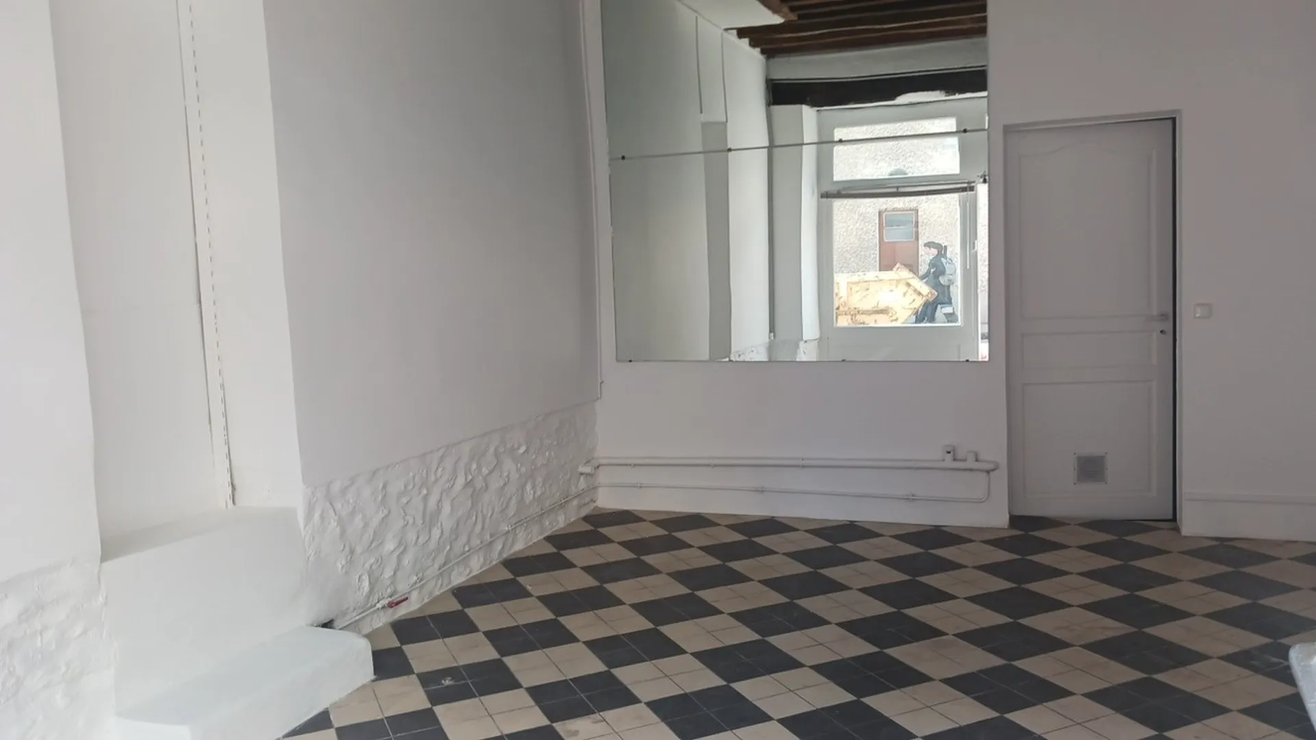 Dans la ville de Fourqueux, un local commercial de 30 m2 avec vitrine, dans un environnement pratique