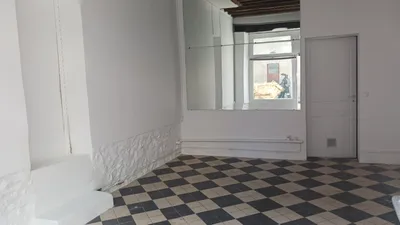 Dans la ville de Fourqueux, un local commercial de 30 m2 avec vitrine, dans un environnement pratique