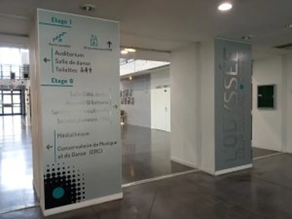 Création et pose de la signalétique intérieure directionnelle de l’espace culturel L’Odyssée à Eybens près de Grenoble pour guider les visiteurs