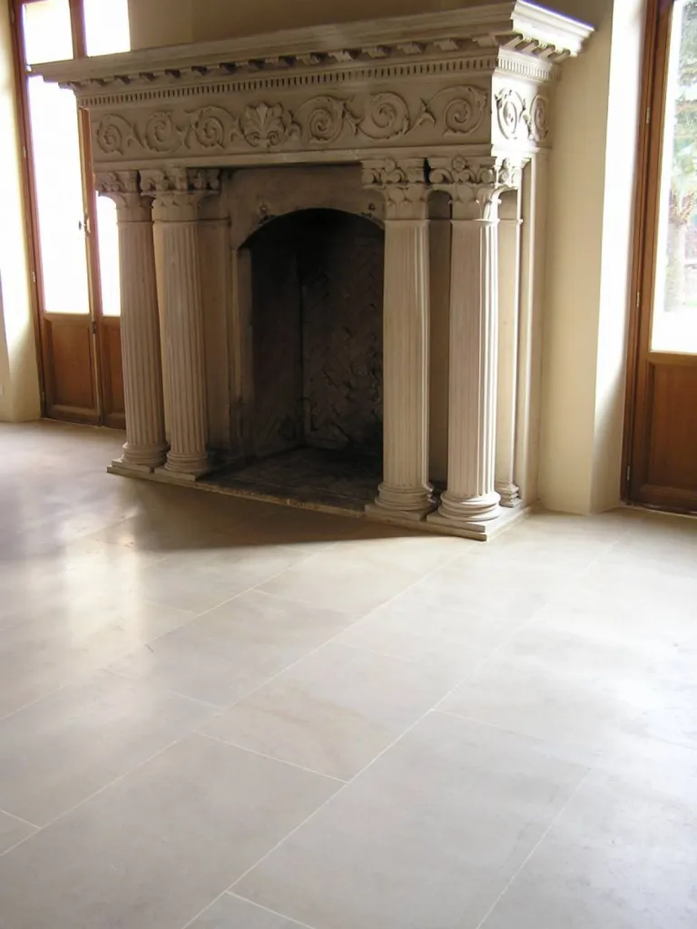 Pierre naturelle au 36 rue de Bourgogne à Paris. Dallage sol intérieur Château à Saint-Tropez