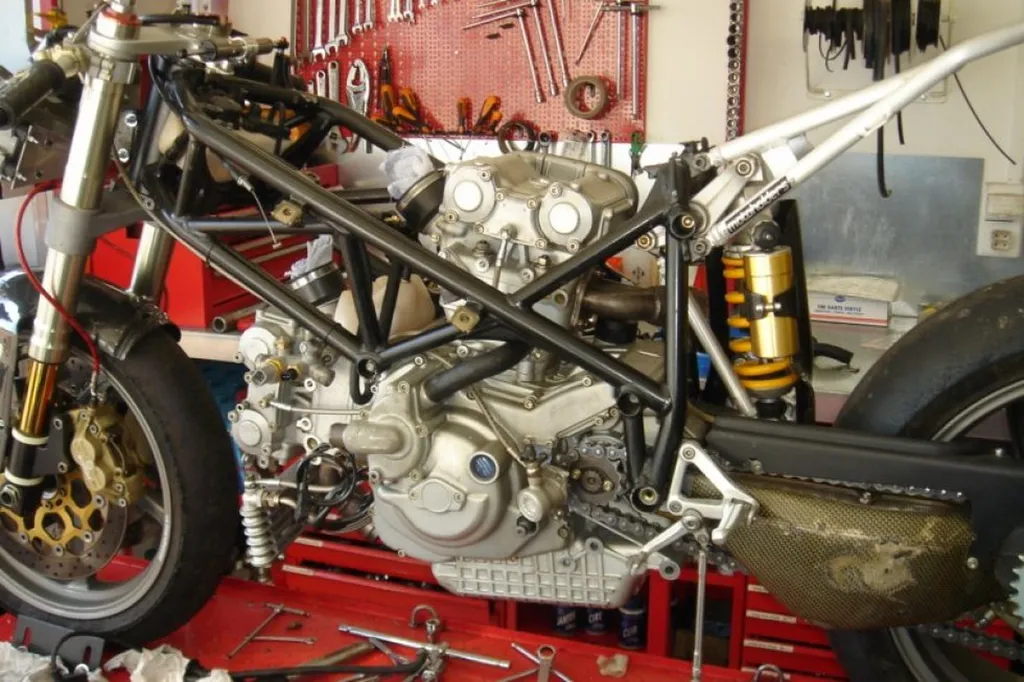 PREPARATIONS DE MOTO DE COURSE POUR FAIRE DU CIRCUIT DANS LE VAR