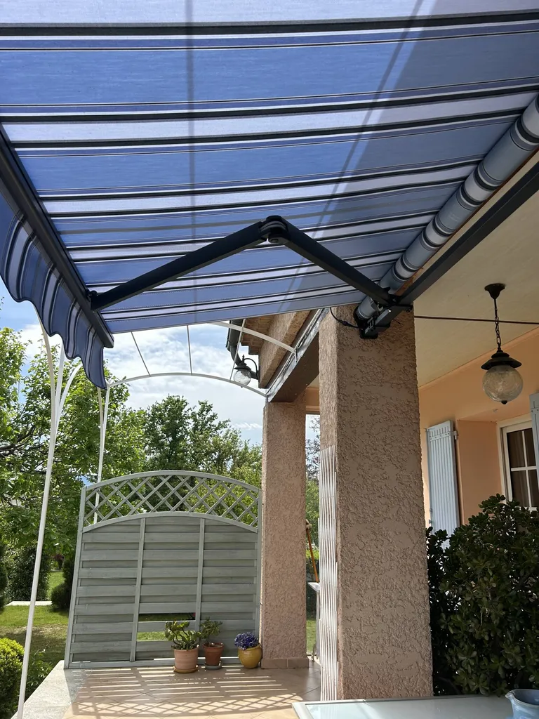 Pose d'un store banne motorisé à Gargas, (84)