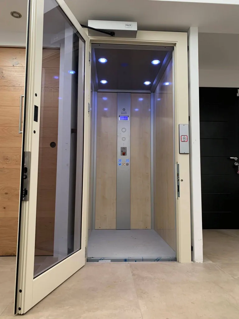 Plafonnier à éclairage à LED pour limiter les consommations électrique dans cet ascenseur de maison hydraulique VIMEC en intérieur installé entre Marseille & Aix en Provence