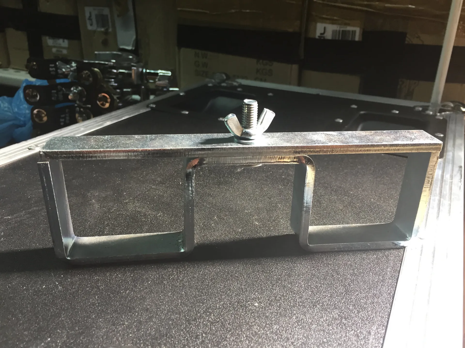 FIXATION / SECURITE POUR 2 PIEDS PODIUMS