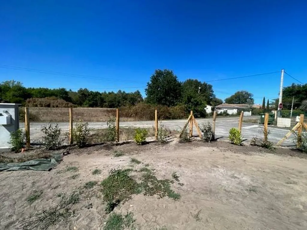 Installation d’une clôture provisoire et discrète sur un terrain situé à Sanguinet