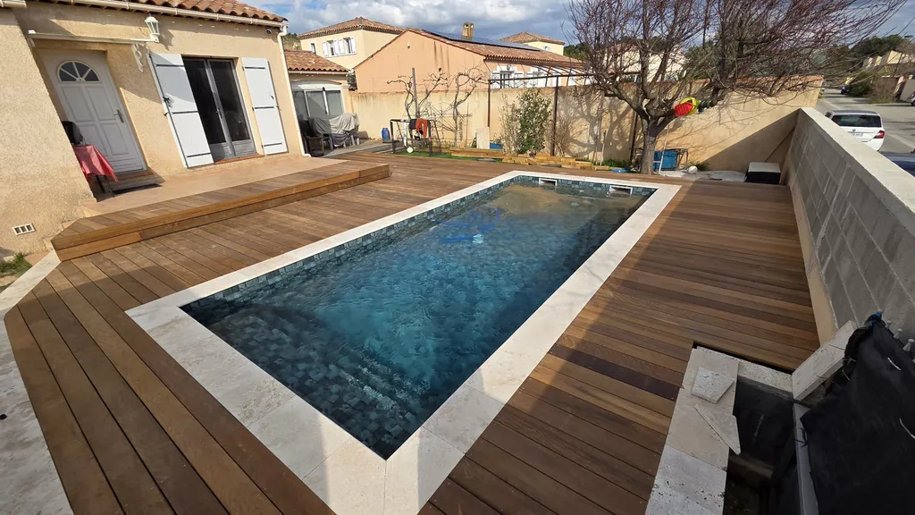 Réalisation d’un tour de piscine en bois exotique Itauba à Lançon-Provence (13)