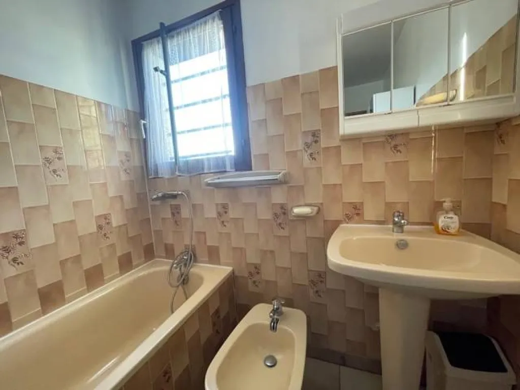 au rez-de-chaussée vous trouverez 3 chambres et une salle de bains