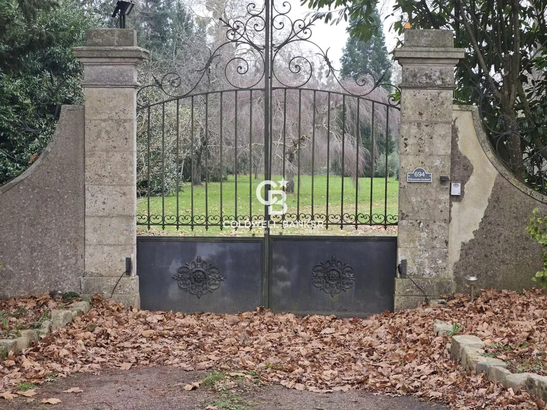 château à vendre avec piscine et vergers en sarthe proche du mans
