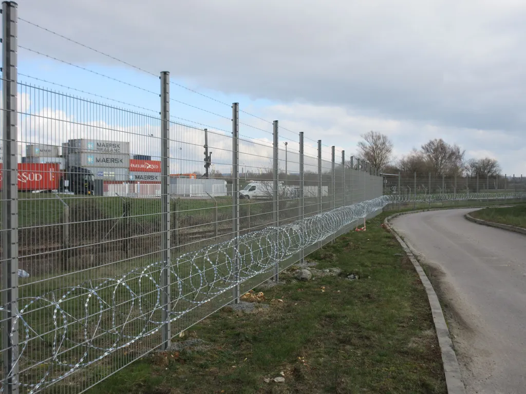 Installation de Clôtures sécurité périmétriques, Panneaux rigides avec fils barbelés et Treillis soudés au Havre et sa région ou agglomération en Seine-Maritime 76