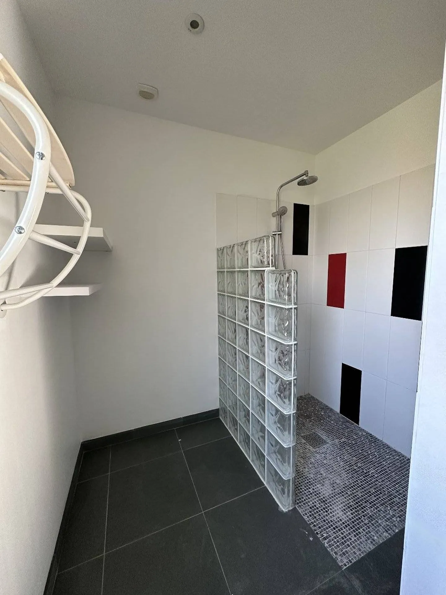 A vendre située à Varengeville-sur-Mer en Normandie, cette maison d’architecte de plain-pied au style contemporain d'une superficie de 89.43m² sur un jardin clos et arboré de 2093m².