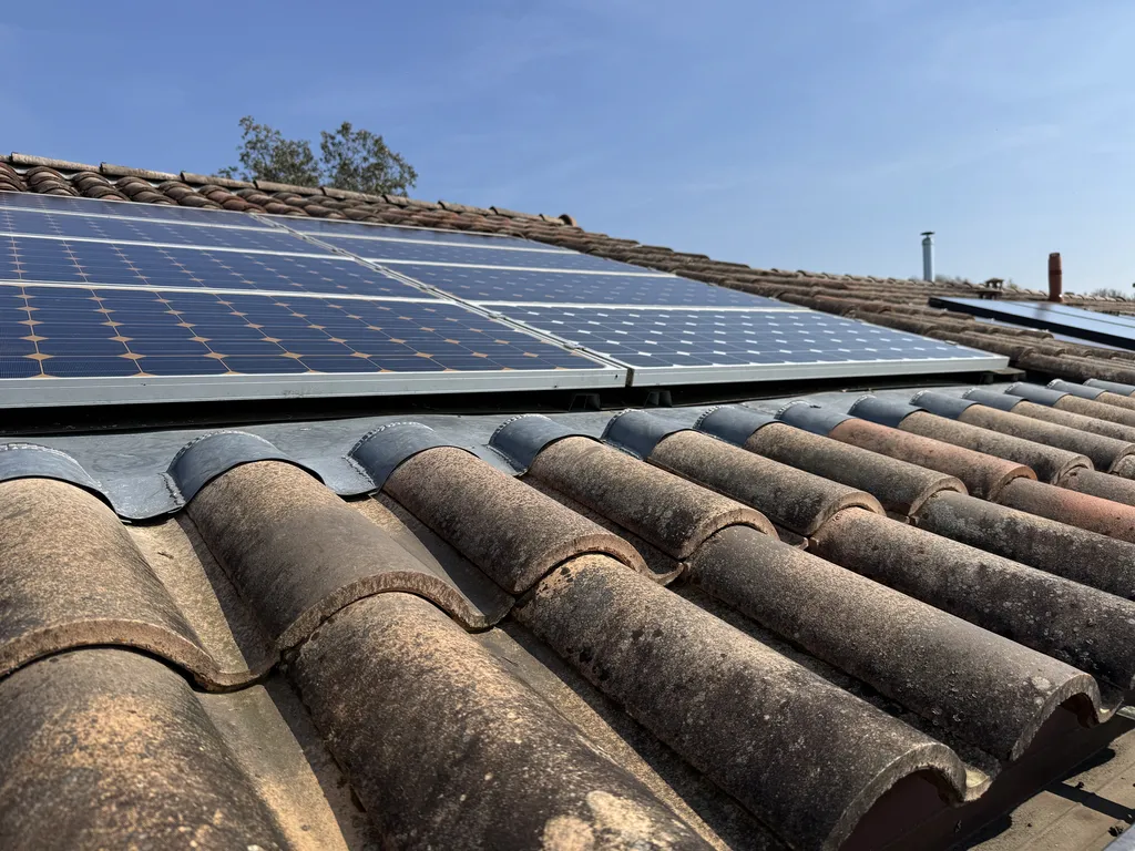 Entretien et contrôle visuel d'une installation photovoltaïque sur toiture inclinée à La Sauve, Gironde (33670)