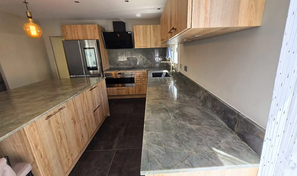 Nouvelle Cuisine réalisée en Quartzite Jadore à Ambérieux