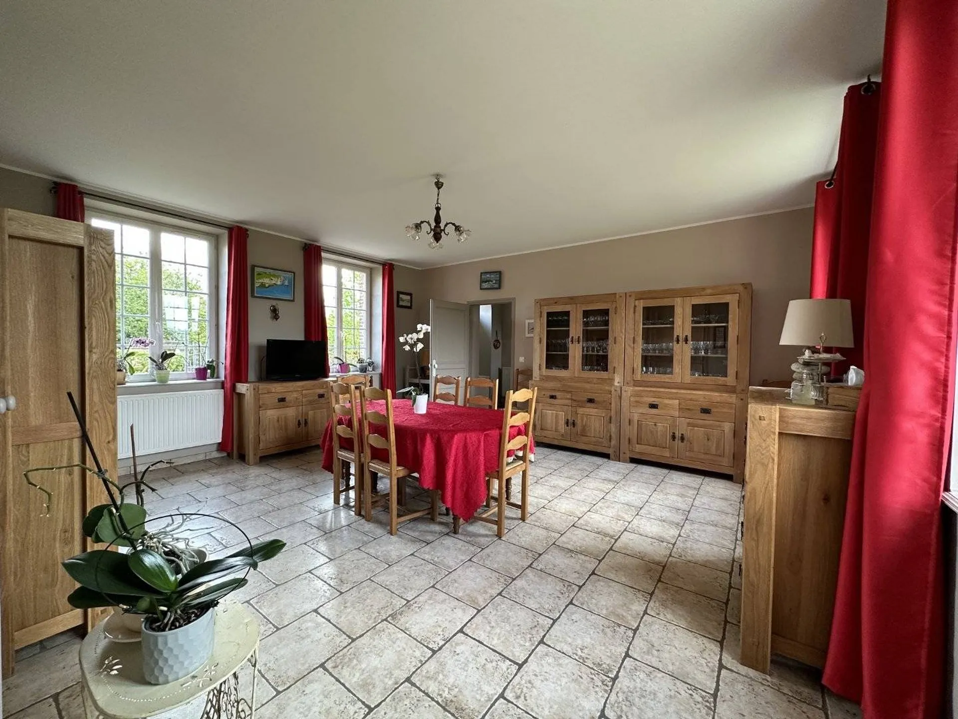 A vendre Nichée au cœur d'un terrain de 1,4 hectares, cette propriété offre un cadre de vie relaxant.