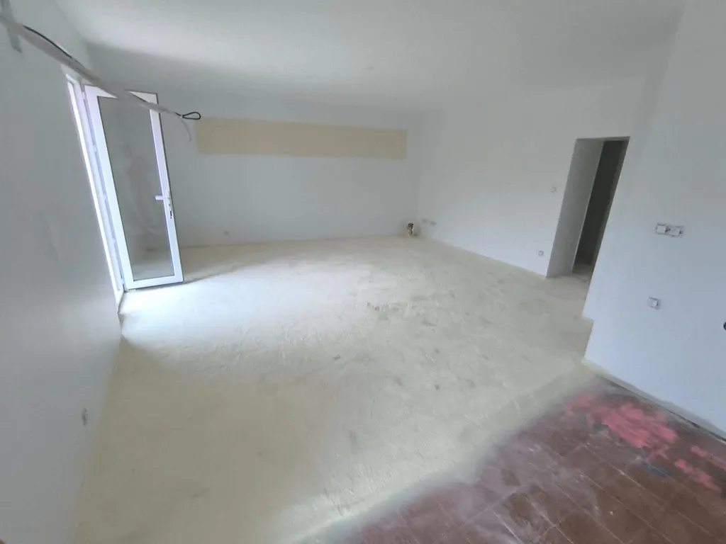 Isolation de sol par projection de mousse polyuréthane à cellules fermées sur plusieurs pièces d’un logement en rénovation pour limiter les déperditions de chaleur par le plancher
