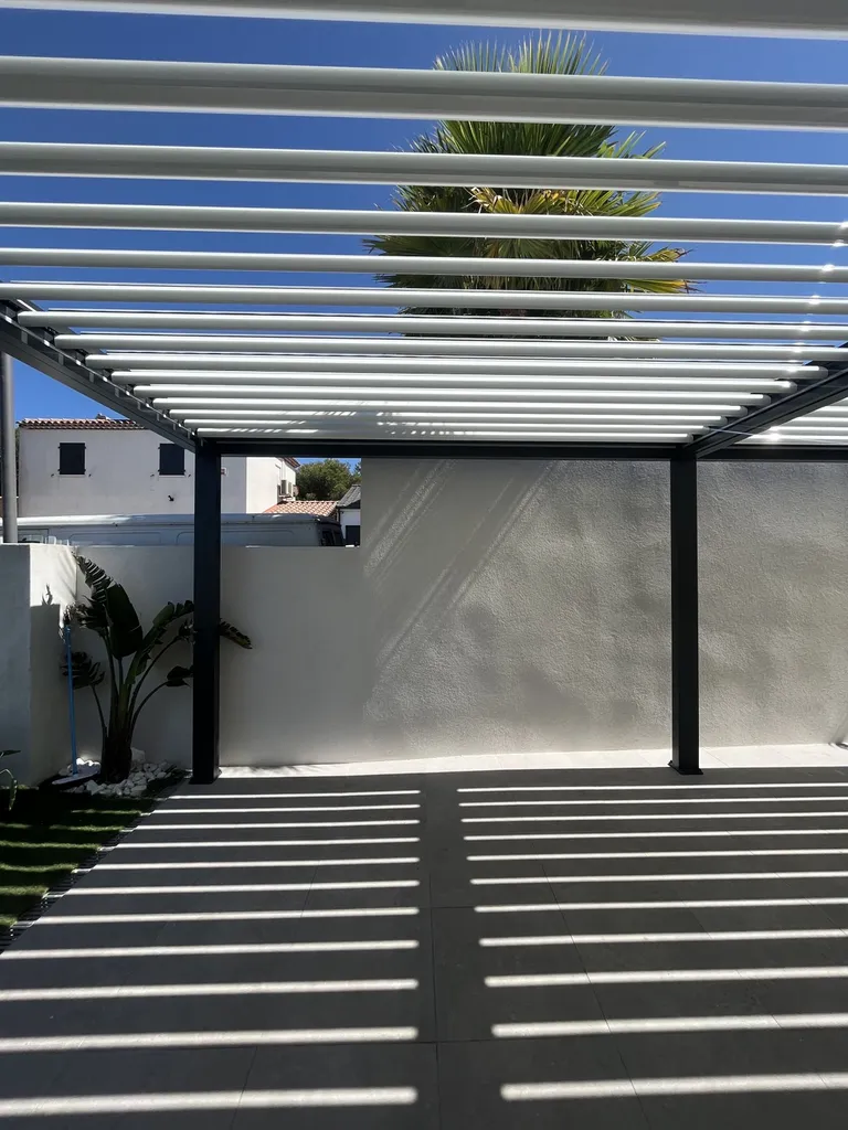 Pergola bioclimatique IZI en aluminium gris anthracite sur Carry le Rouet 