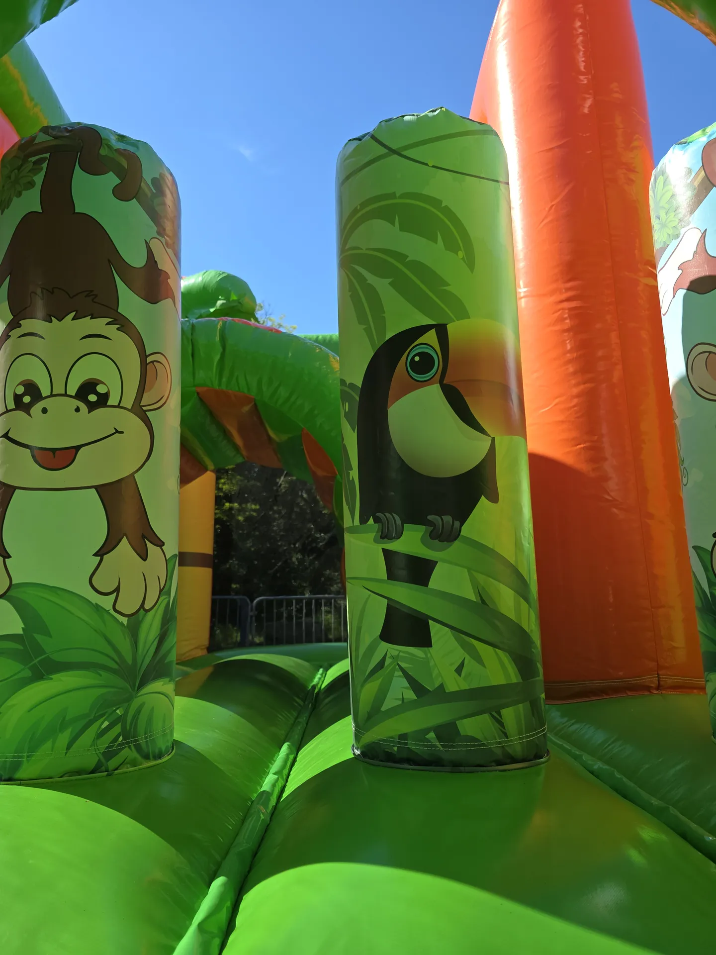 Décoration jungle animaux dans vos jeux gonflables