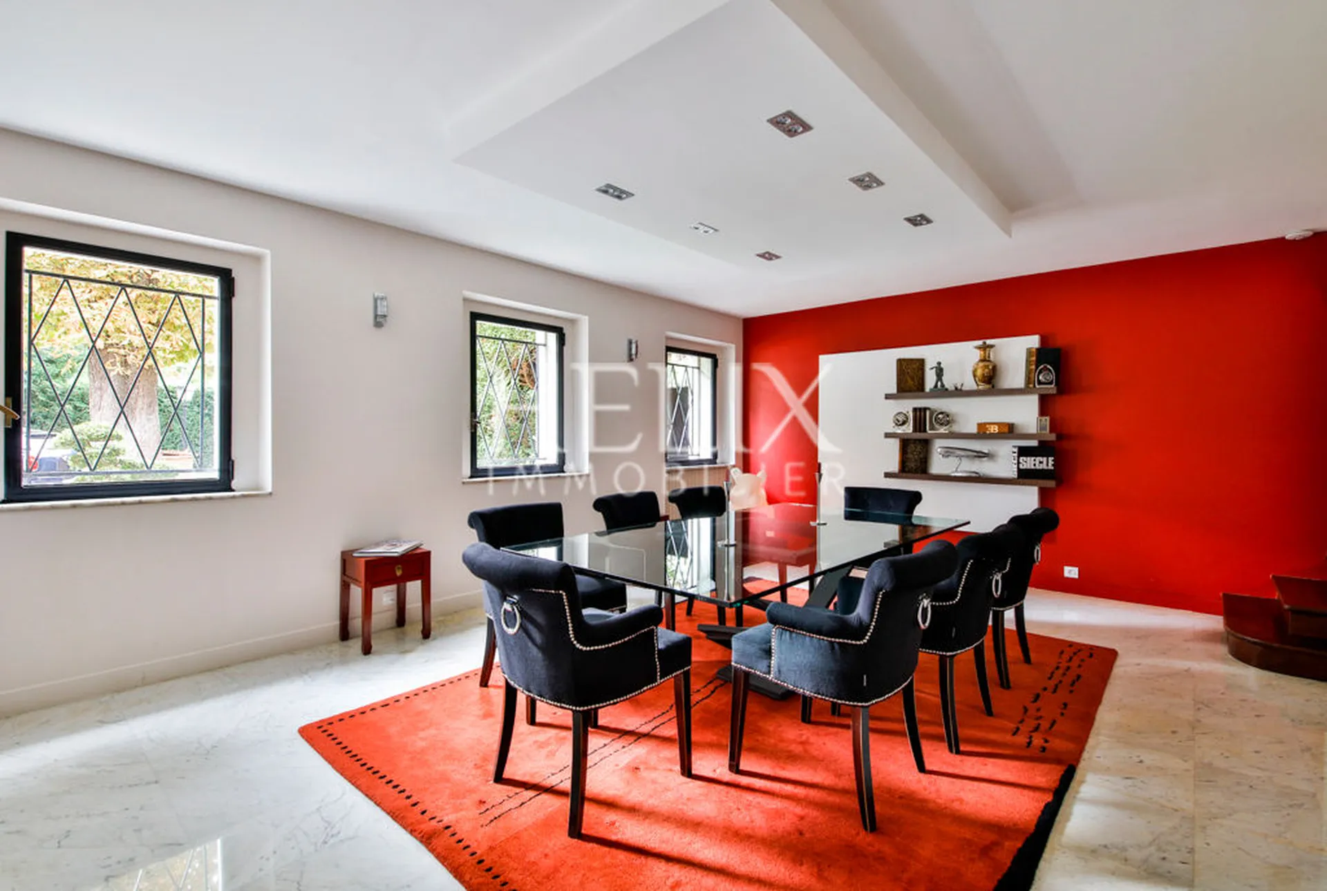 Maison d'architecte de 315 m² très élégante dans Le Vésinet à proximité du RER, elle dispose entre autre d'une salle de cinéma