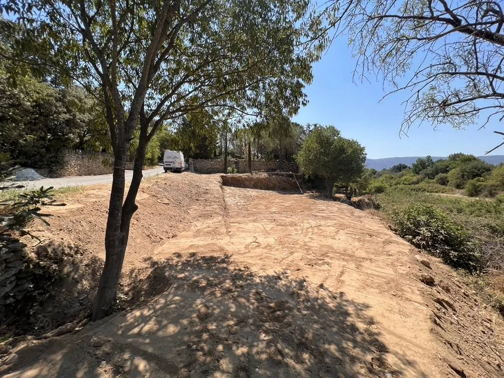 Terrassement d'un terrain pour construction d'une maison à Gordes avec aménagement des abords