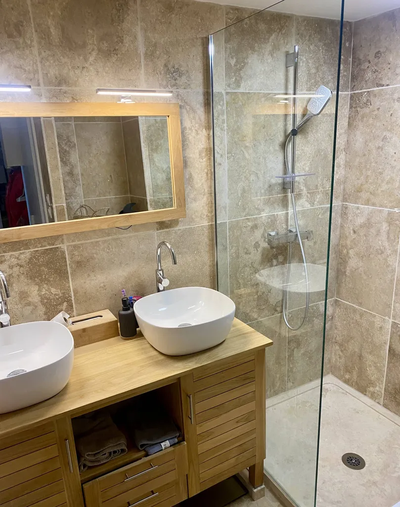 SALLE DE BAIN EN TRAVERTIN 1ER CHOIX BEIGE MIX 61 X 40.6 X 1.2 CM