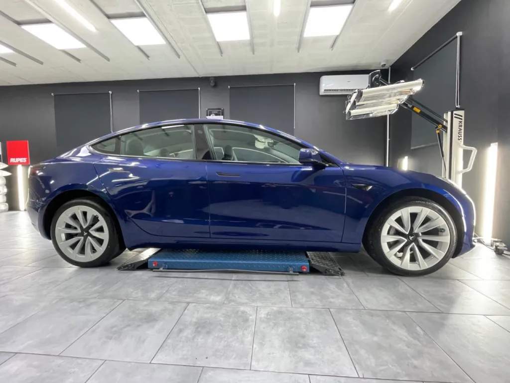 Pose d'un film de protection transparent sur cette Tesla Model 3 à Cannes 06