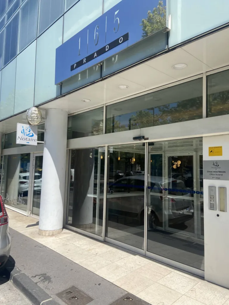 Entrée du 165 av du Prado accueil 8 ém étage