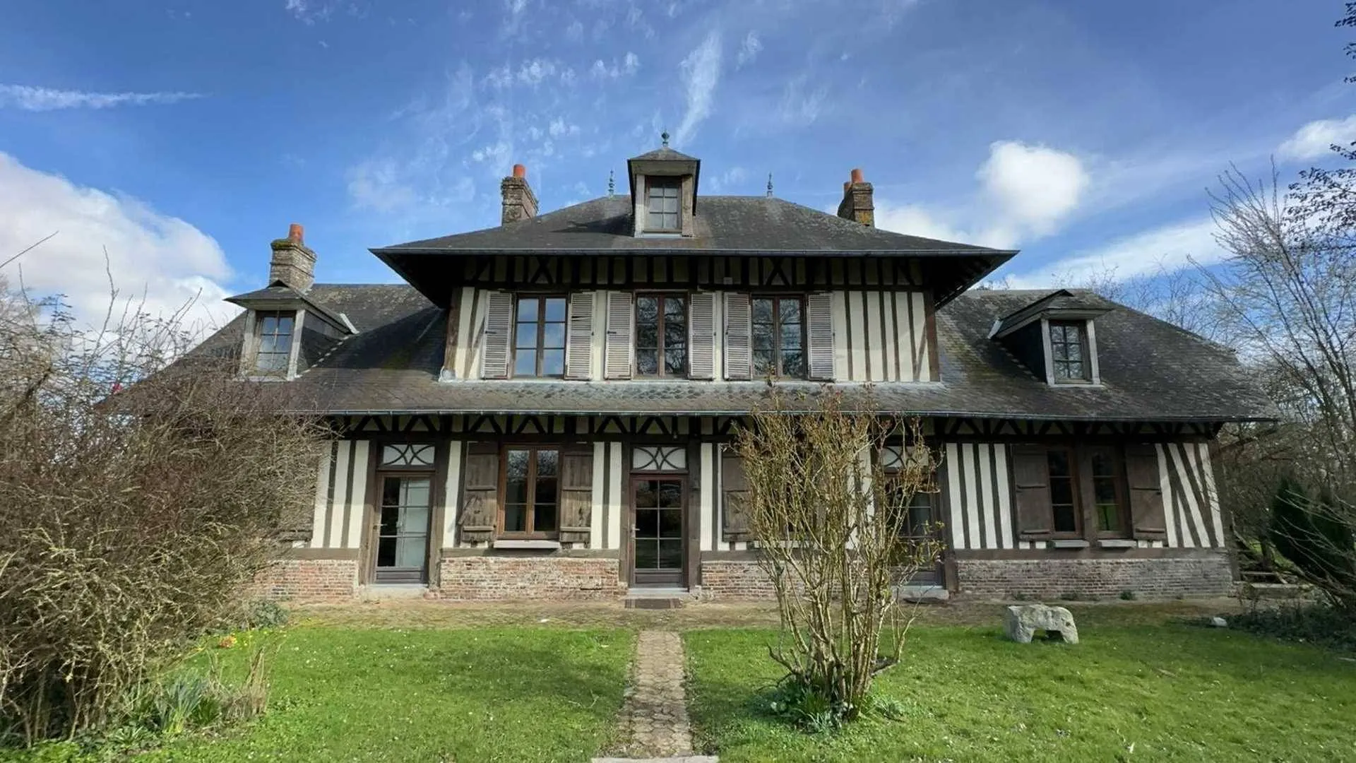 Vends dans un environnement verdoyant, à 2 min de l’axe rapide Dieppe/Rouen.