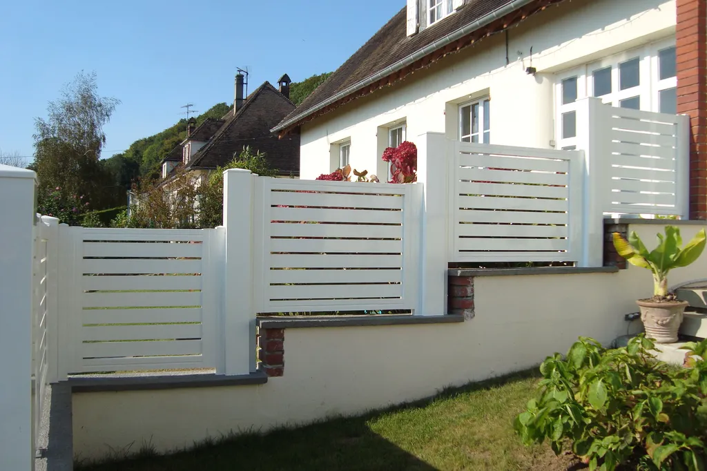 Installation de Clôture aluminium sur muret, Portails motorisés et Portillon en aluminium à Bernay dans l'Eure 27 et ses Alentours