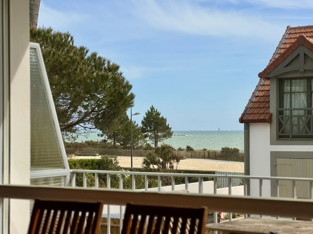 2590 - Appartement de 2 chambres avec balcon et vue mer
