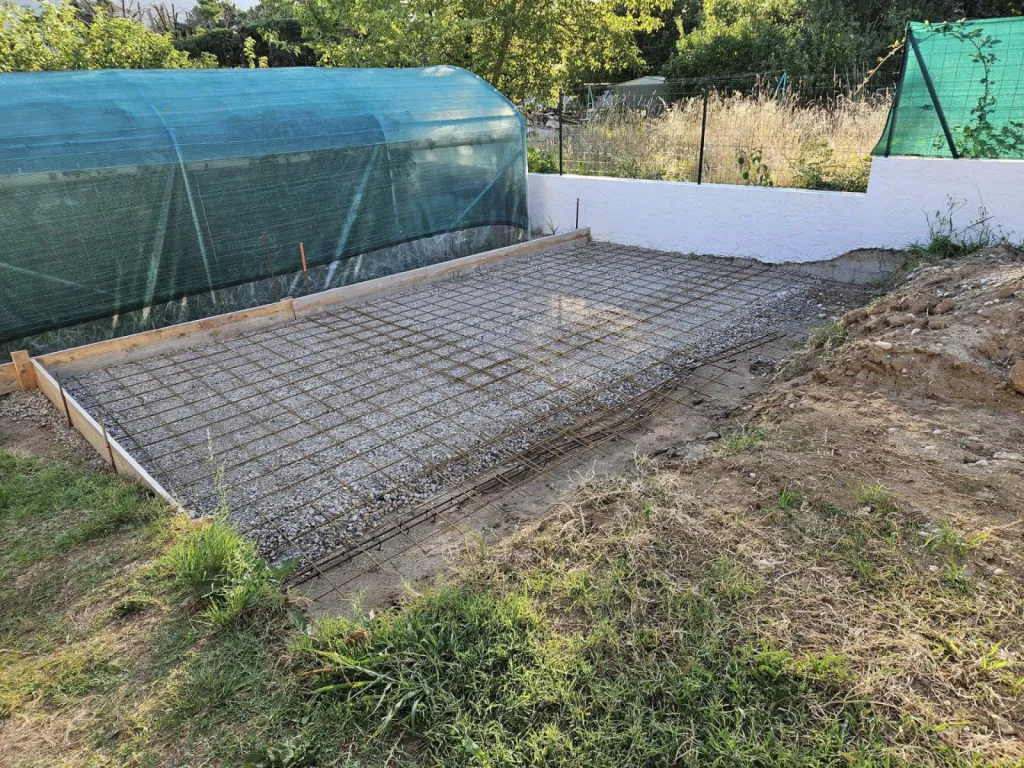 Entreprise de terrassement à Lyon pour création de 2 terrasses en béton dans le jardin d'une maison à Saint-Priest avec terrassement et muret de séparation