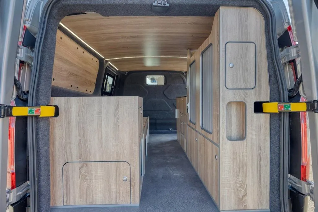 Ford Transit Custom Long aménagé sur-mesure à Grenoble : un van familial équipé pour la montagne iséroise
