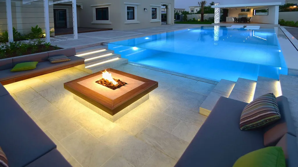 Assistance à maîtrise d’ouvrage pour la création d’une villa contemporaine minimaliste avec piscine transparente proche de Saint-Tropez.