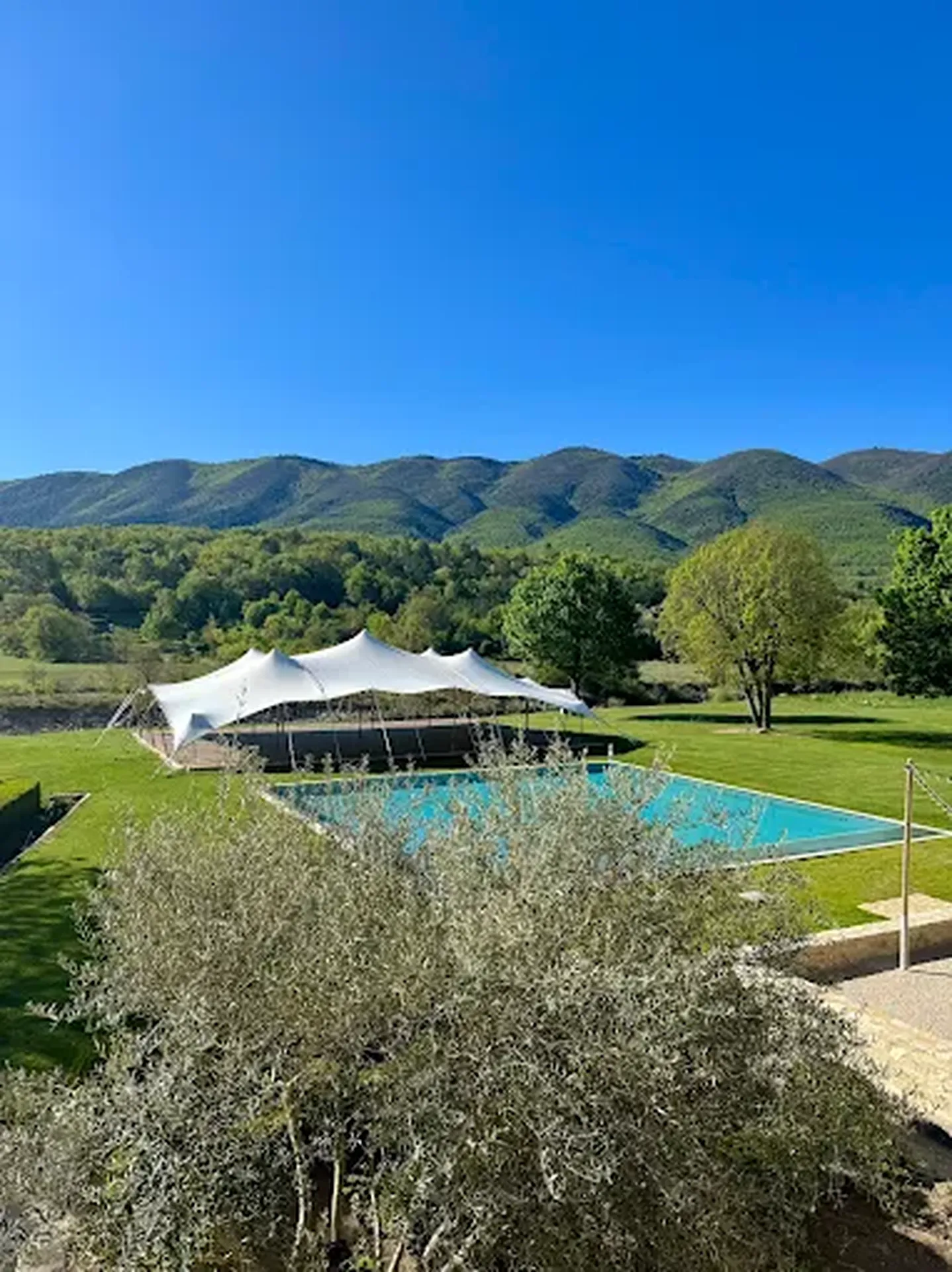 Location salle de mariage bohème à Bonnieux vers Roussillon : salle de mariage avec hébergement dortoir et proche champs de lavandes pour 200 personnes avec prestation mixologie