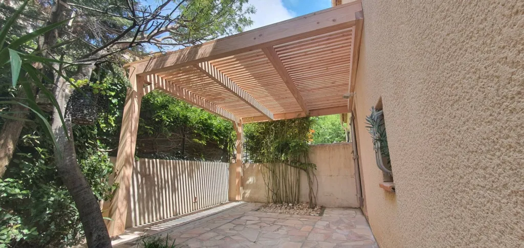 Pergola bois en appui façade Six Fours les plages, Var 83