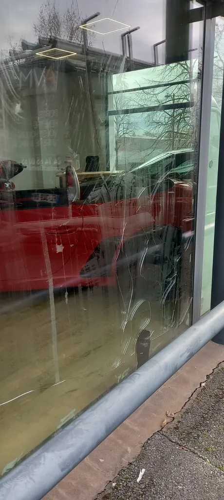 Grand vitrage cassé sur vitrine à Gleizé 