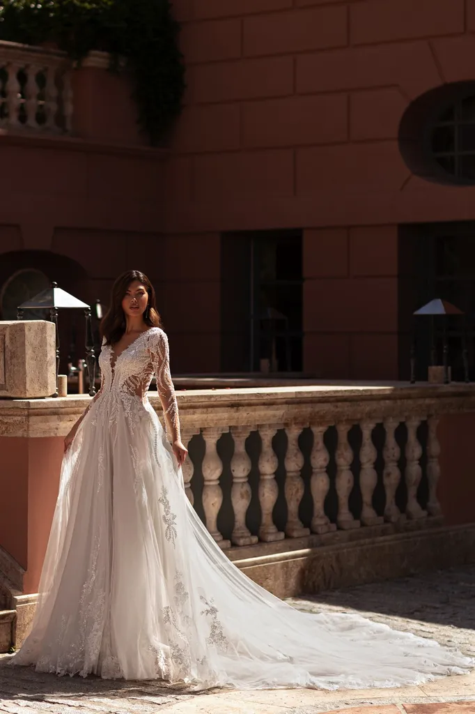 Robe de mariée princesse avec longue traine en dentelle à Marseille
