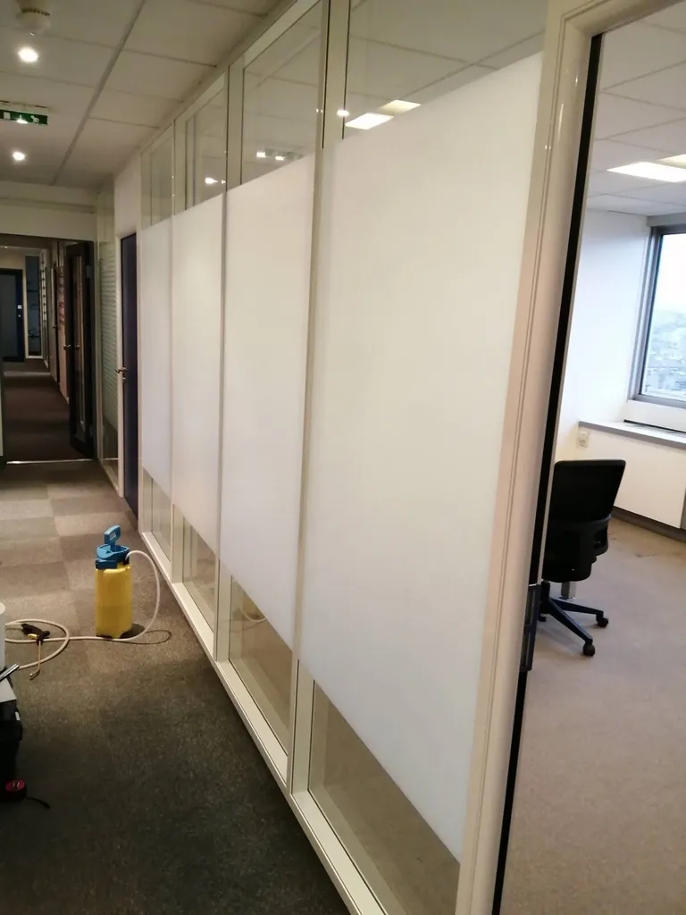 Pose de films occultant dépoli en entreprise sur Toulon 83